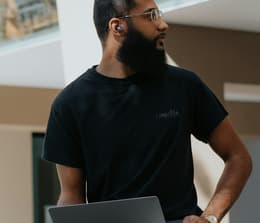 Picture of a person Samsung Galaxy Buds 2 Pro comfort